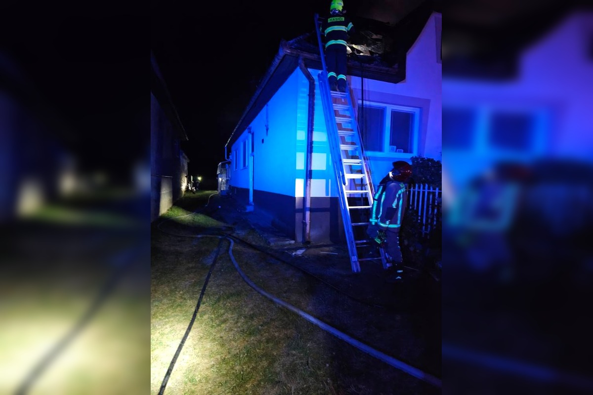 FOTO: Požiar garáže a strechy domu v Zatíne, foto 18