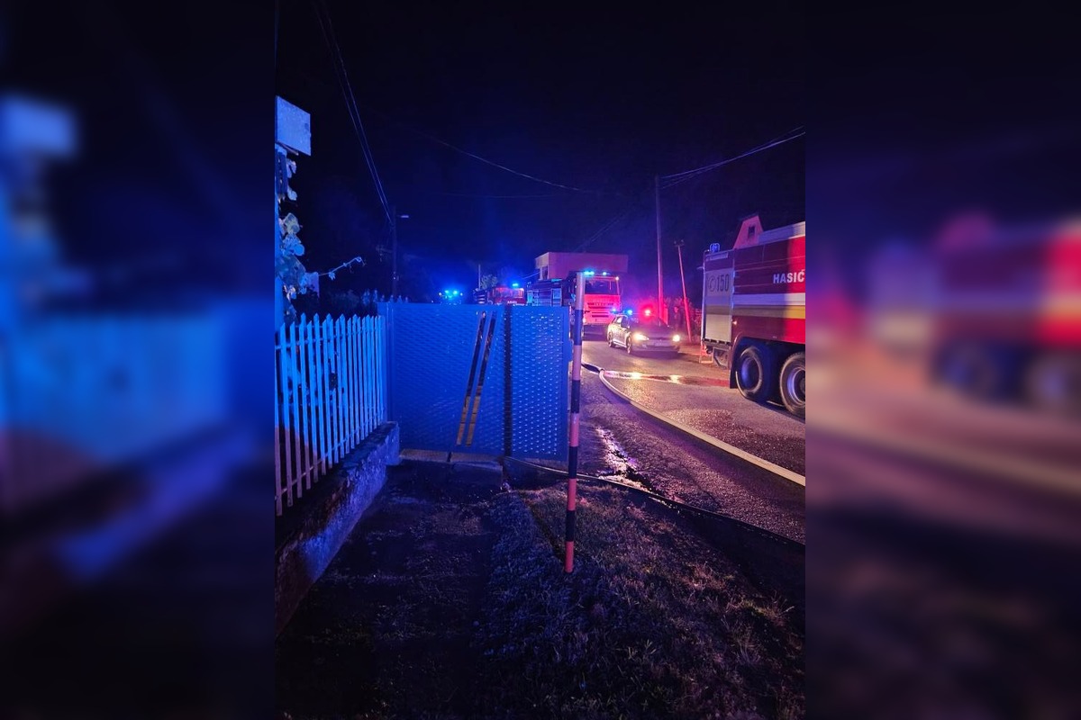 FOTO: Požiar garáže a strechy domu v Zatíne, foto 19