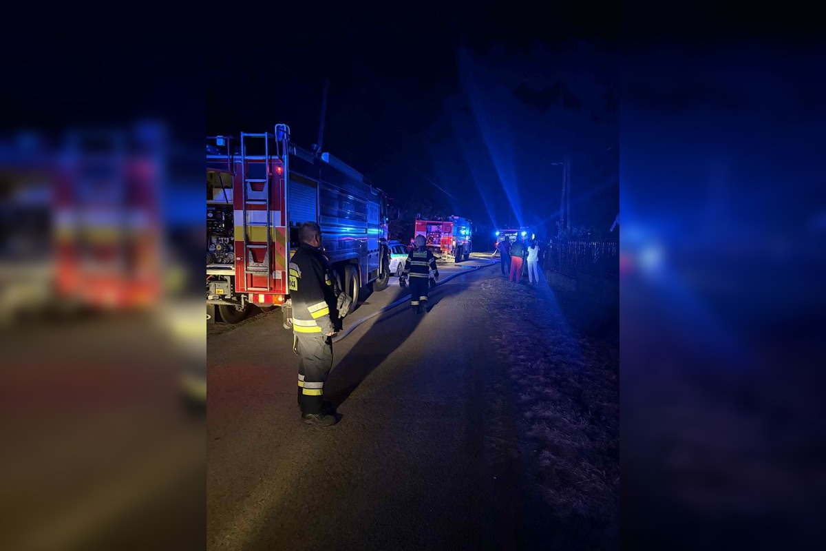FOTO: Požiar garáže a strechy domu v Zatíne, foto 20