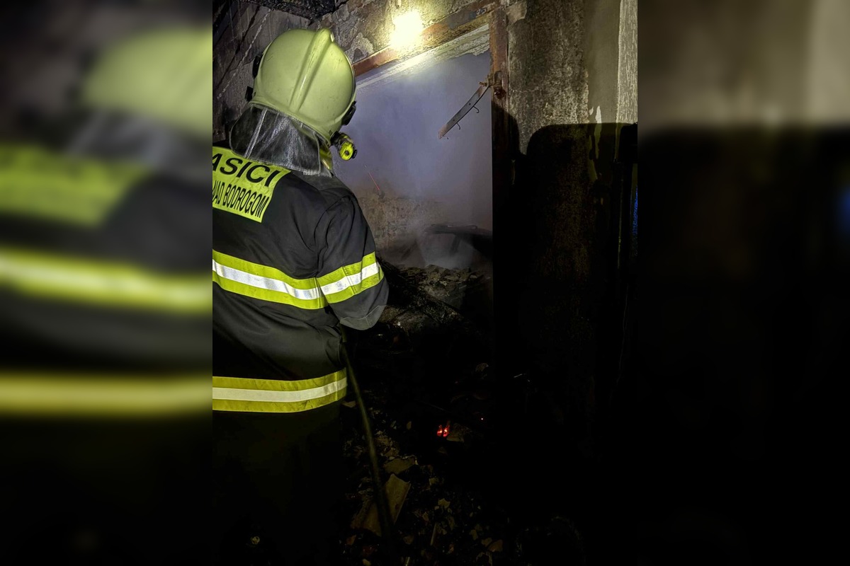 FOTO: Požiar garáže a strechy domu v Zatíne, foto 21