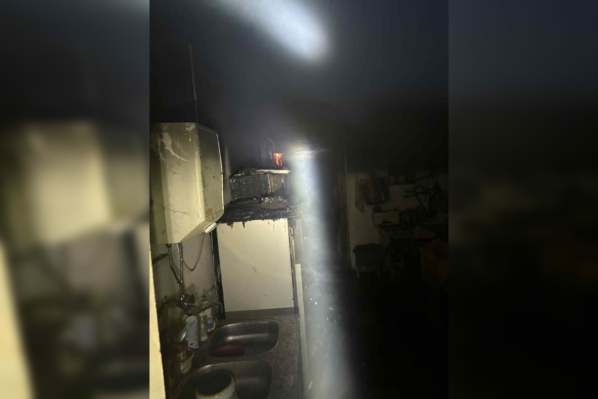 FOTO: Požiar garáže a strechy domu v Zatíne, foto 22