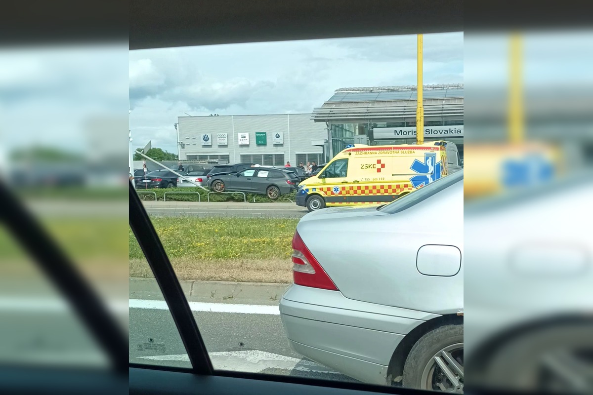 FOTO: Vodič BMW skončil po nehode zapichnutý v stĺpe, foto 2