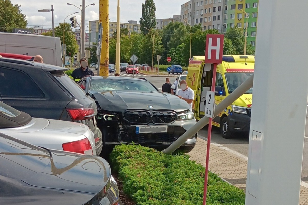 FOTO: Vodič BMW skončil po nehode zapichnutý v stĺpe, foto 3