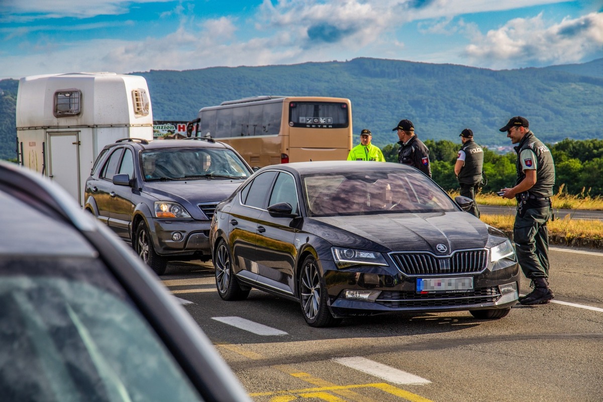 FOTO: Policajti si počas víkendu posvietili na vodičov v okolí Zemplínskej Šíravy, foto 1