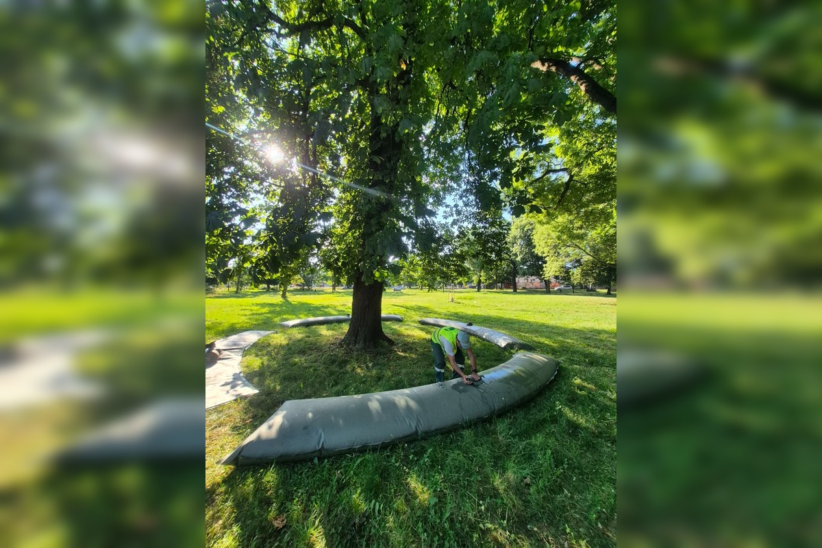 FOTO: Zavlažovacie vaky hydratujú stromy počas leta, foto 3