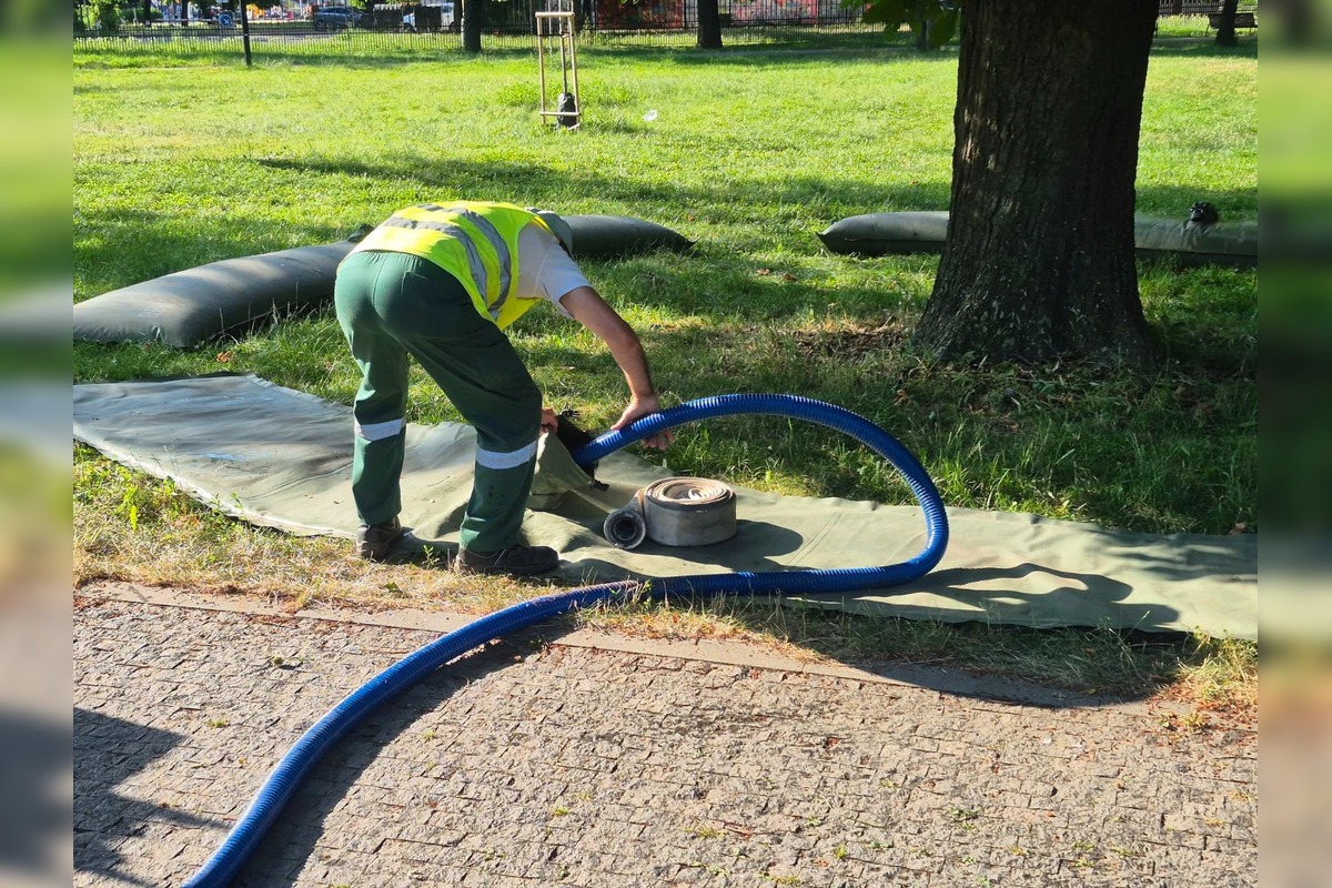 FOTO: Zavlažovacie vaky hydratujú stromy počas leta, foto 4