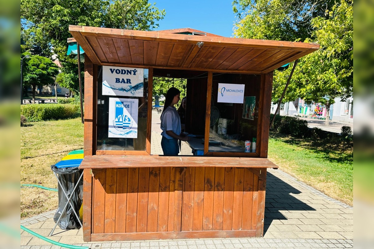 FOTO: Vodný bar v centre Michaloviec vás osvieži vodou s citrónom, foto 2