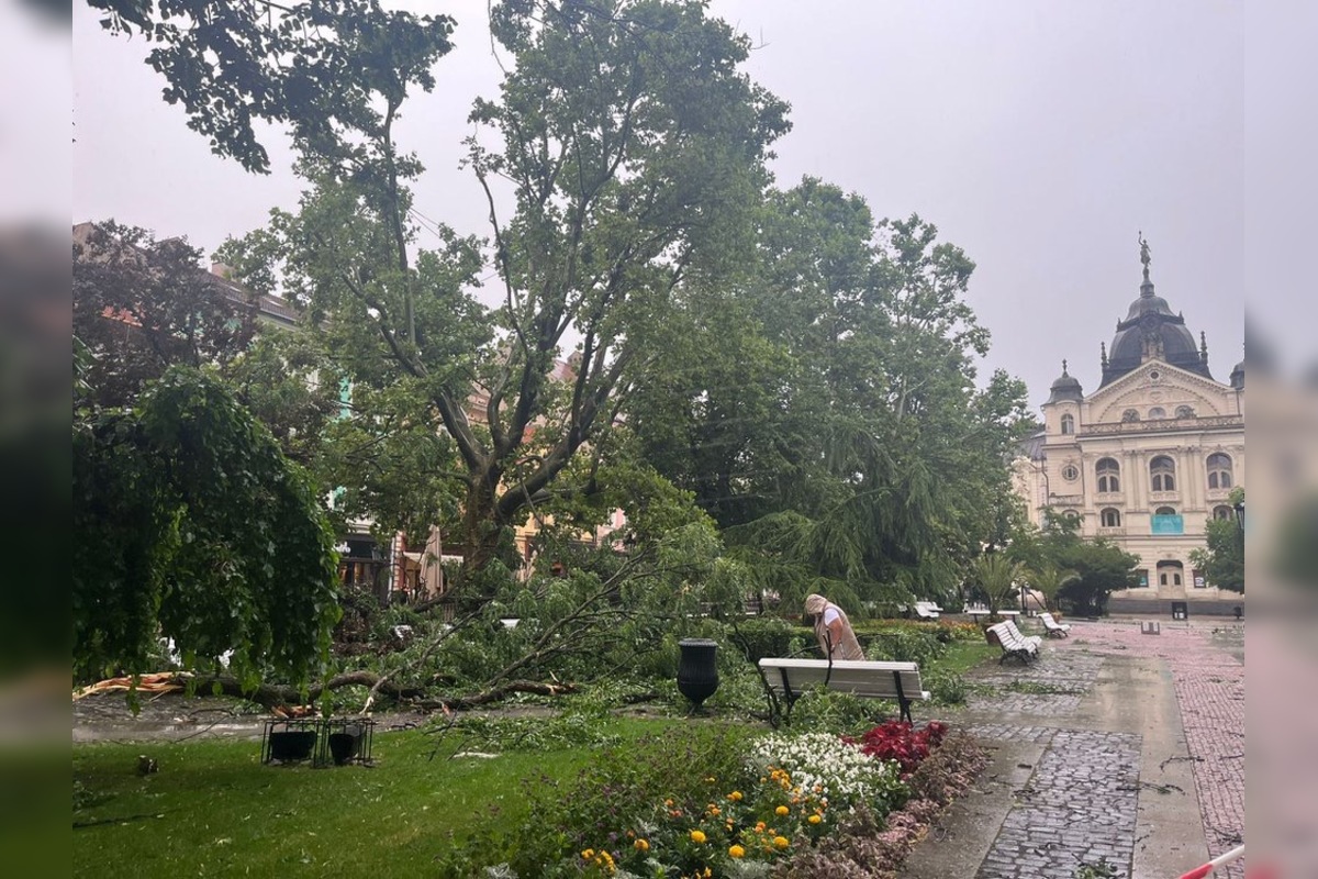 FOTO: Supercela v Košickom kraji zasiahla. Vodiči hlásia neprejazdné úseky, foto 18