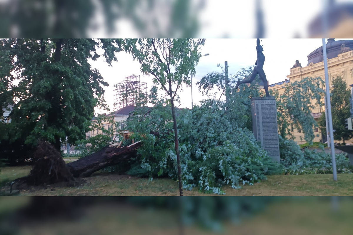 Košickým krajom sa v prvý pracovný deň prehnala ničivá smršť, foto 6