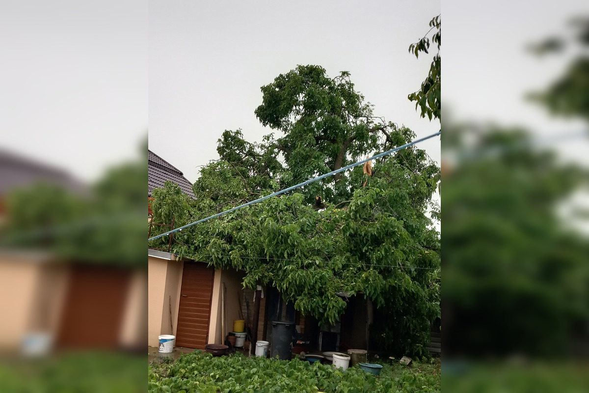 Košickým krajom sa v prvý pracovný deň prehnala ničivá smršť, foto 11