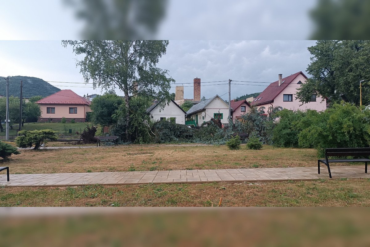 Košickým krajom sa v prvý pracovný deň prehnala ničivá smršť, foto 16