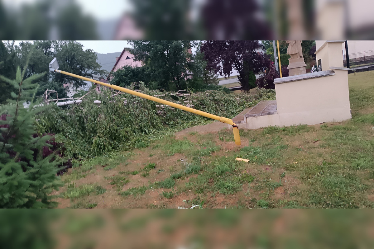 Košickým krajom sa v prvý pracovný deň prehnala ničivá smršť, foto 17