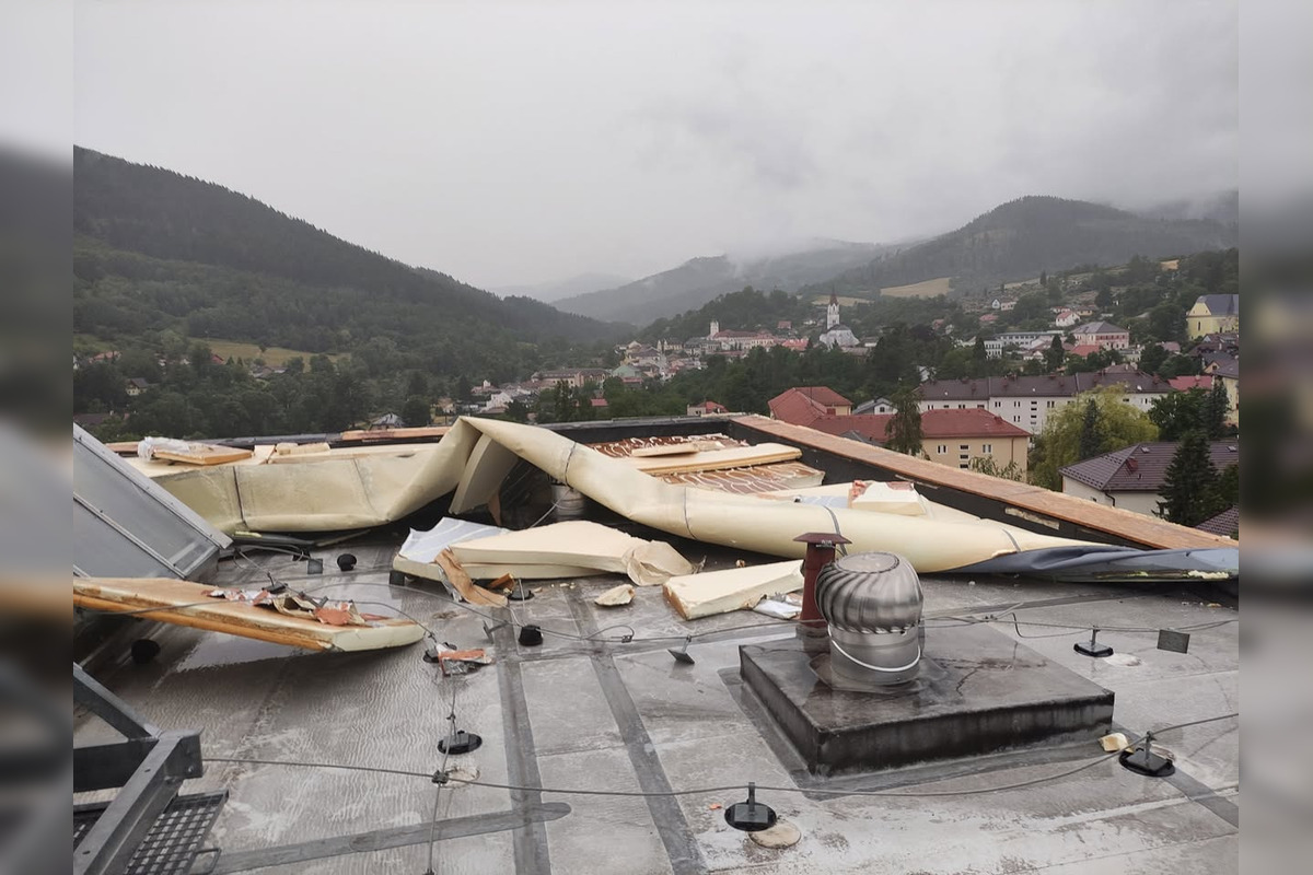 Košickým krajom sa v prvý pracovný deň prehnala ničivá smršť, foto 21