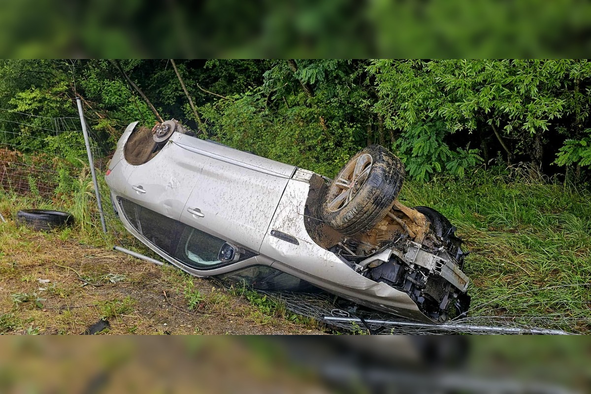 FOTO: Na Zelenom dvore skončilo auto na streche, foto 3