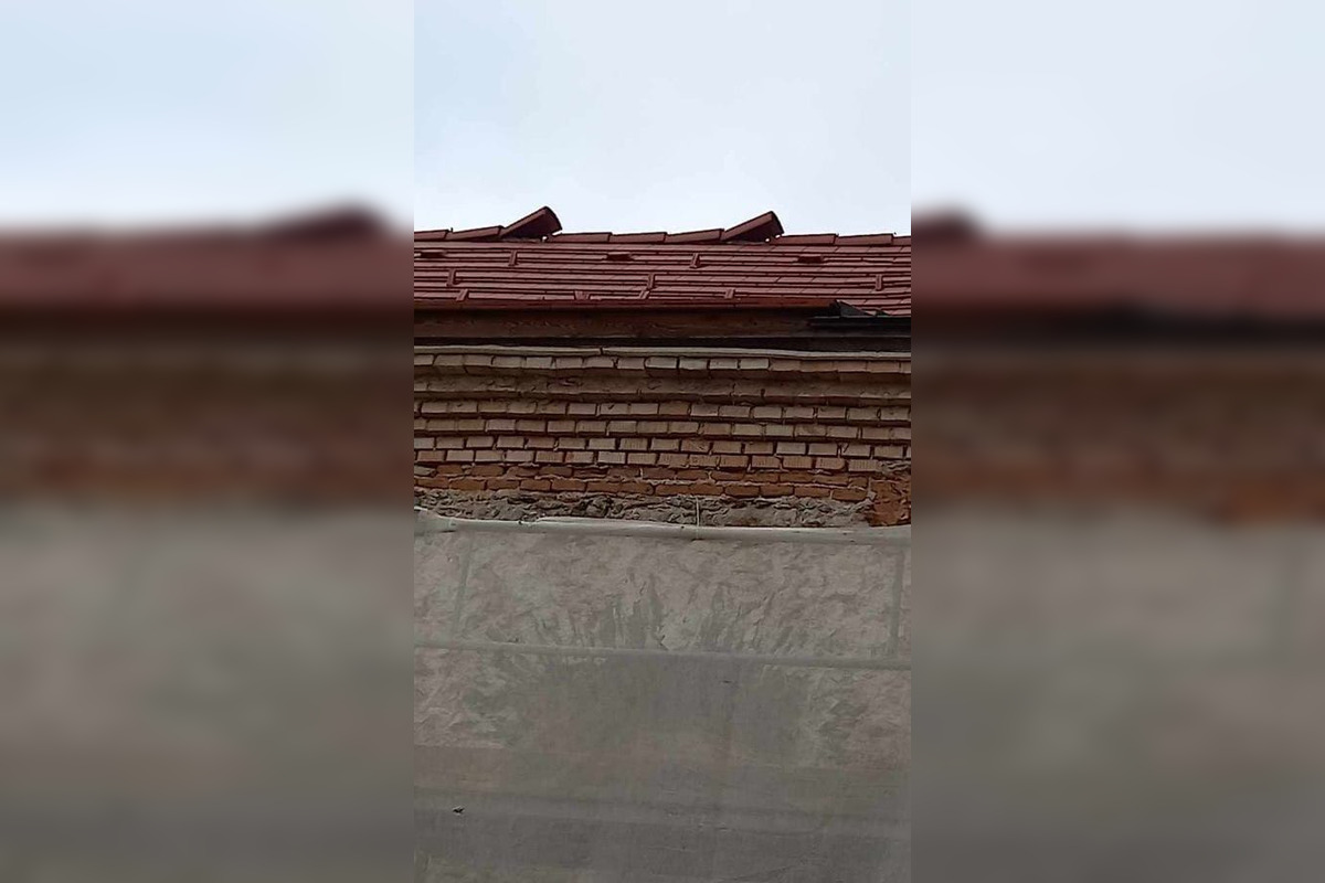 Vetru sa v úvode týždňa neubránila ani strecha na známom hrade na Gemeri, foto 1