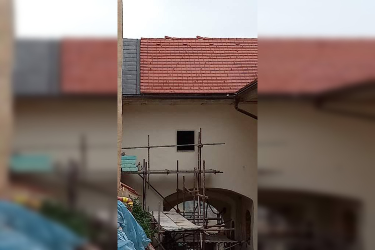 Vetru sa v úvode týždňa neubránila ani strecha na známom hrade na Gemeri, foto 2