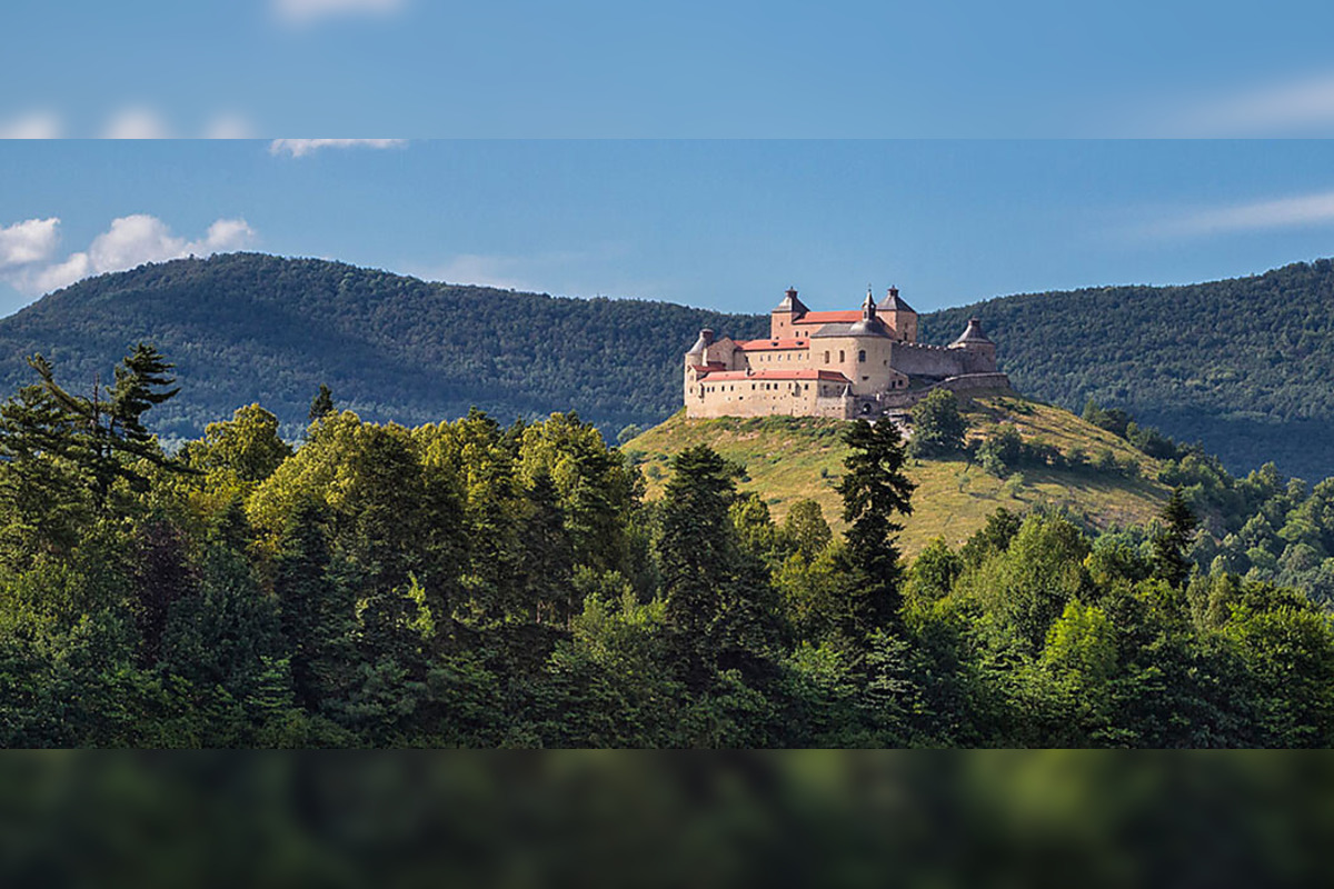 Vetru sa v úvode týždňa neubránila ani strecha na známom hrade na Gemeri, foto 3