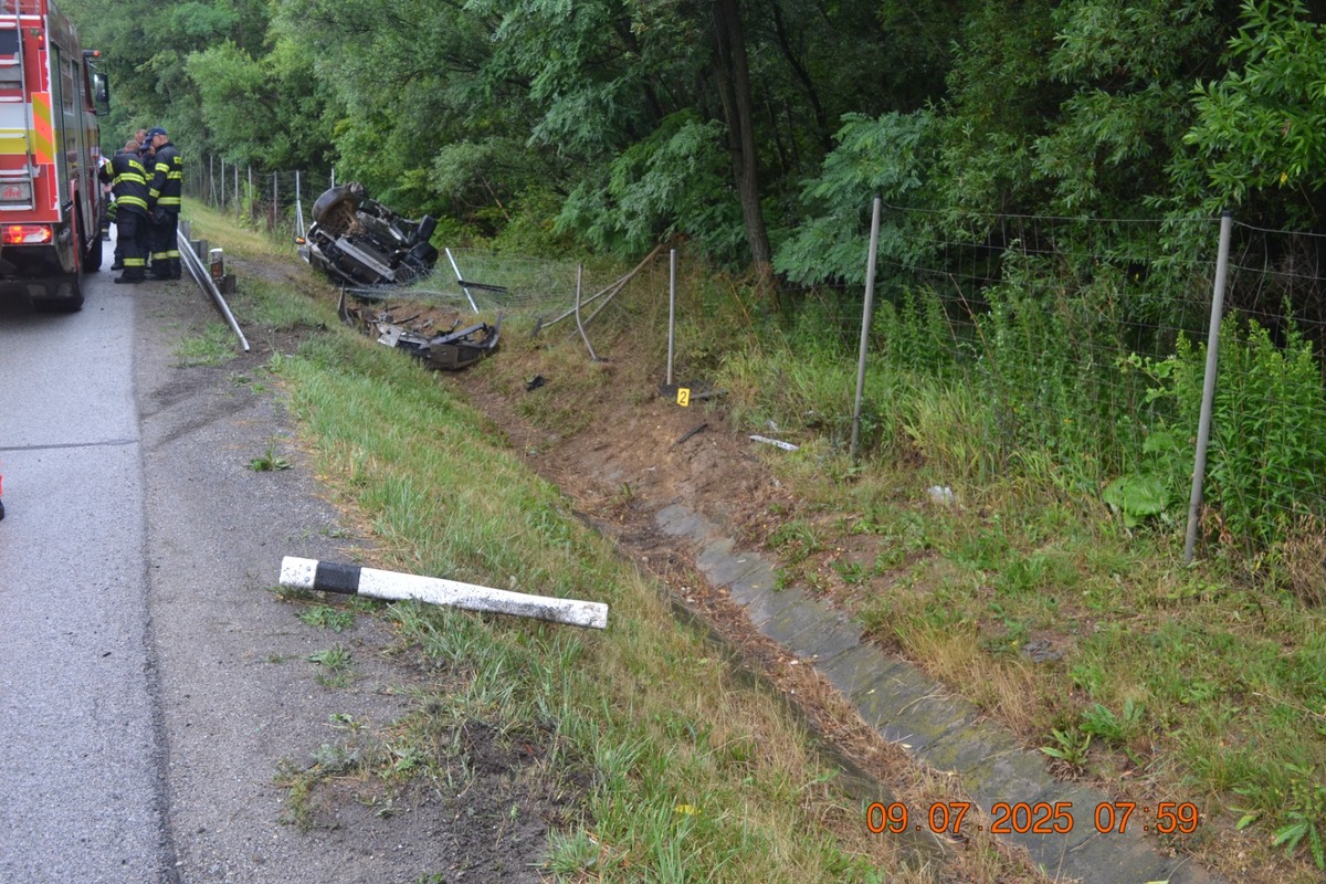 FOTO: Na Zelenom dvore skončilo auto na streche, foto 4