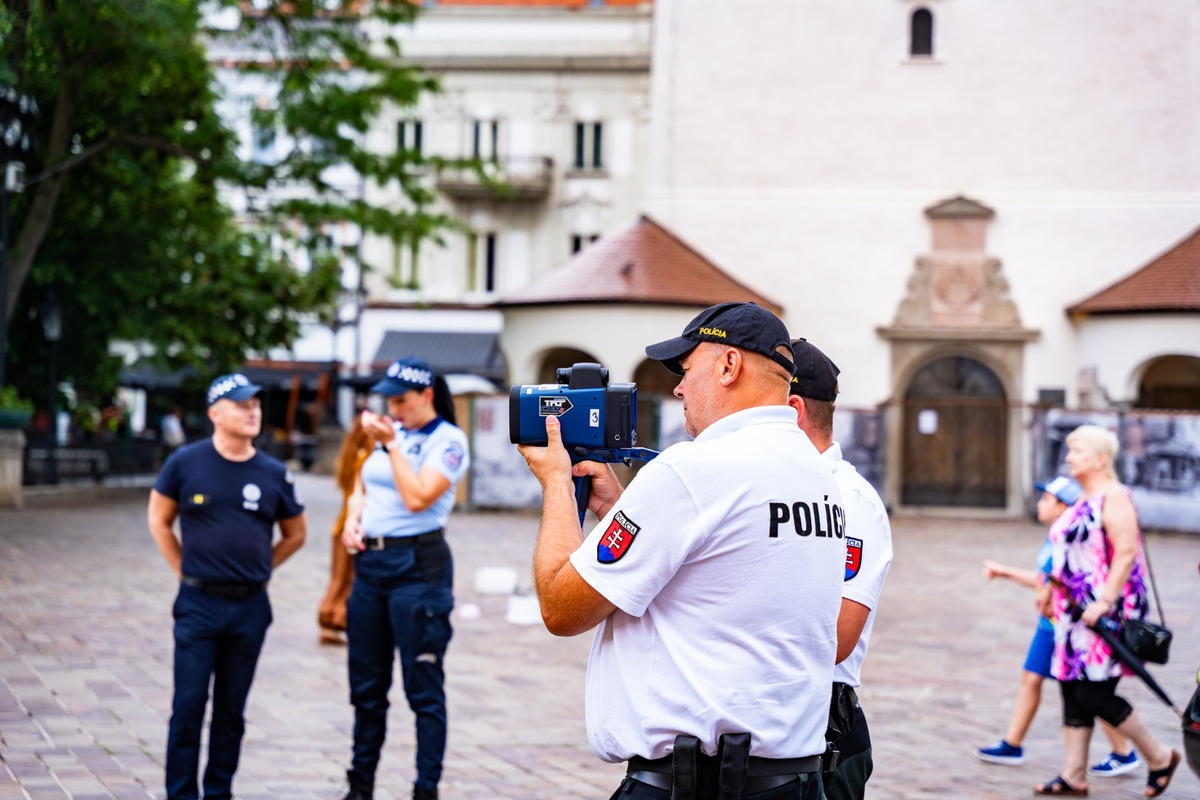 FOTO: Cyklistov aj kolobežkárov prekvapila meracia akcia priamo v historickom centre Košíc, foto 1