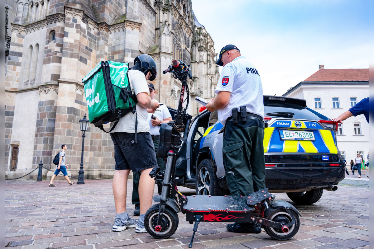 FOTO: Cyklistov aj kolobežkárov prekvapila meracia akcia priamo v historickom centre Košíc, foto 3