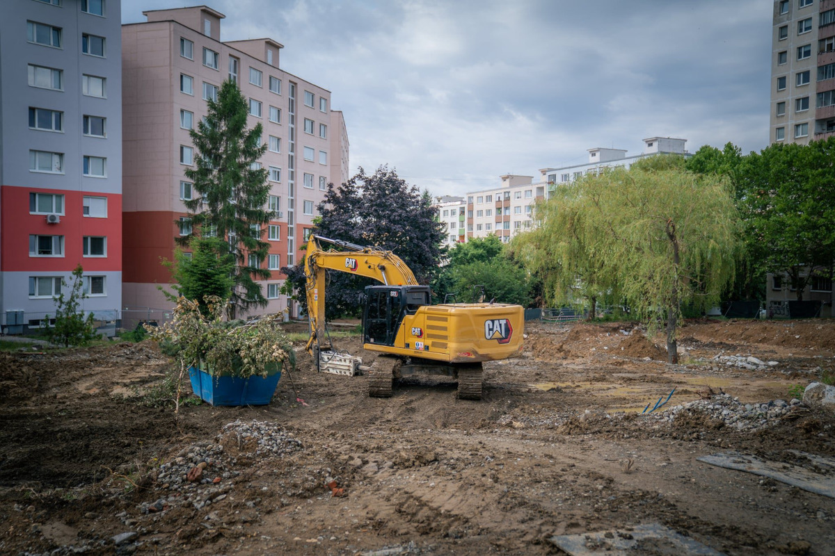 Práce na revitalizácii fontány a jej okolia sú v plnom prúde, sídlisko KVP sa už čoskoro môže tešiť na krásne prostredie, foto 1