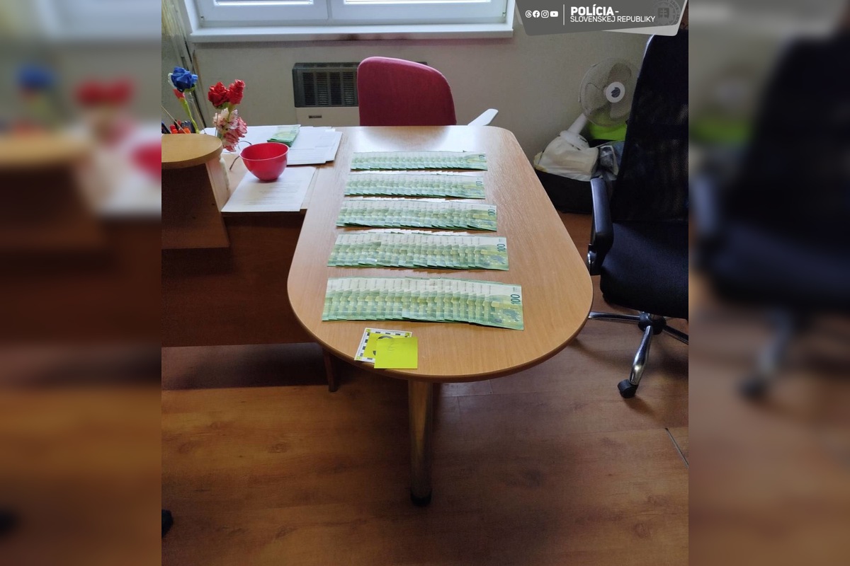 FOTO: Starostu obce vo Vranovskom okrese zadržali priamo pri braní úplatku, foto 1