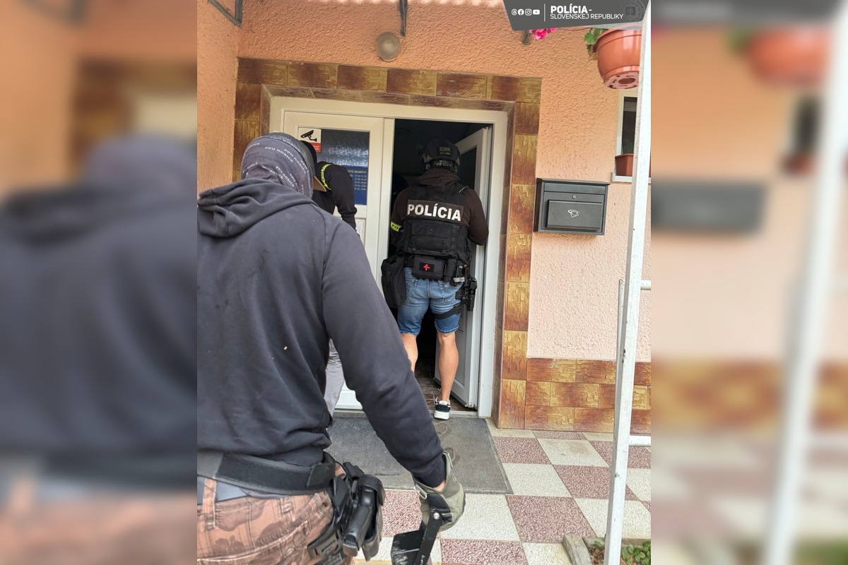 FOTO: Starostu obce vo Vranovskom okrese zadržali priamo pri braní úplatku, foto 2