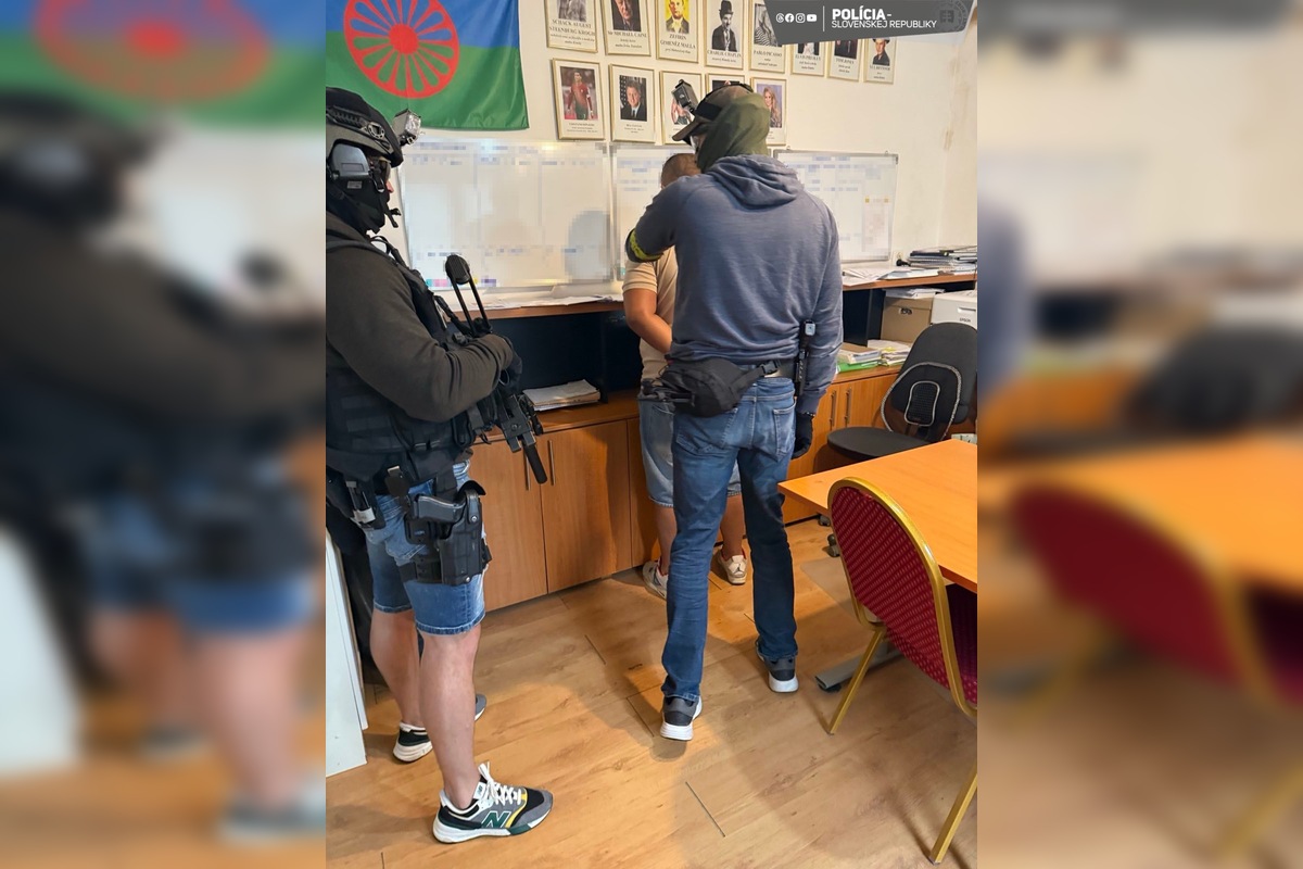 FOTO: Starostu obce vo Vranovskom okrese zadržali priamo pri braní úplatku, foto 3