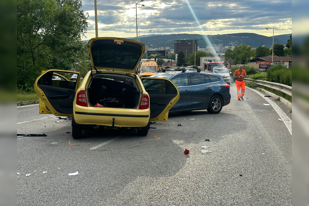 Sečovskú cestu uzavrela dopravná nehoda dvoch áut, foto 3