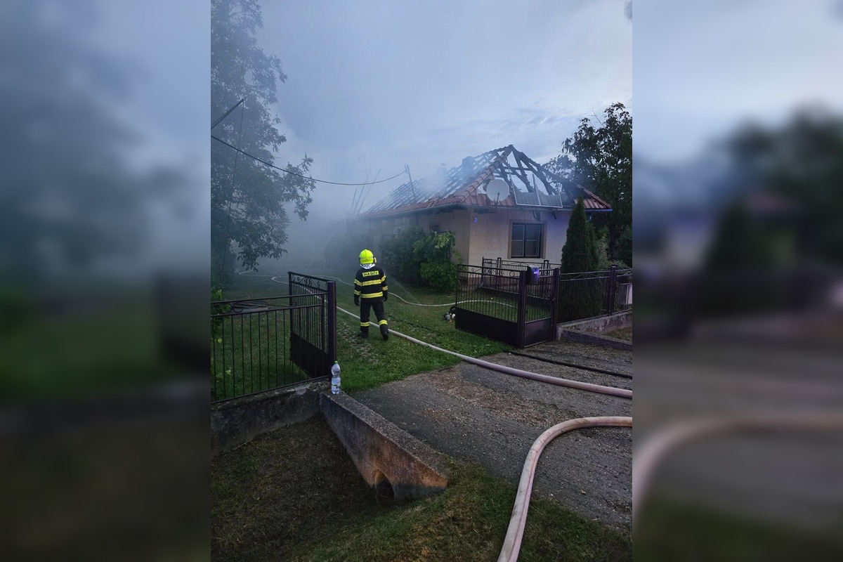 FOTO: Víkendovú chalupu v obci Hnojné zachvátili počas noci plamene, foto 1