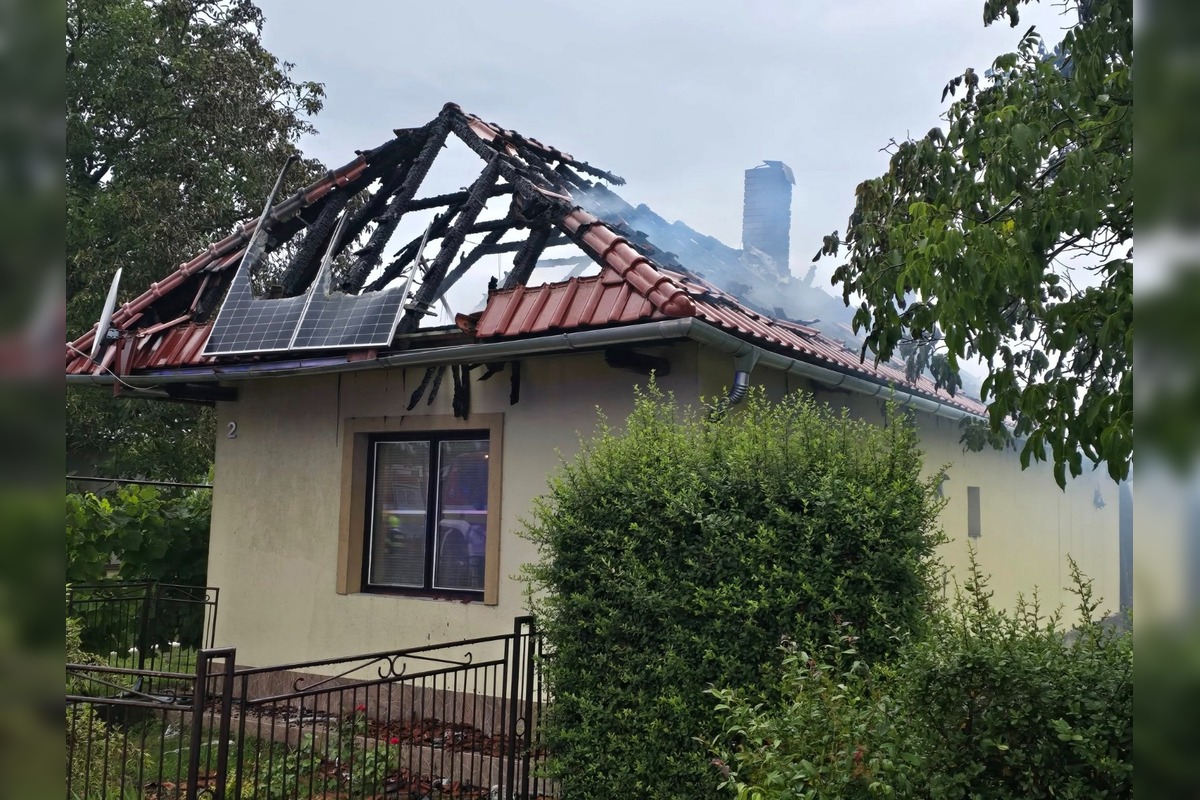 FOTO: Víkendovú chalupu v obci Hnojné zachvátili počas noci plamene, foto 2