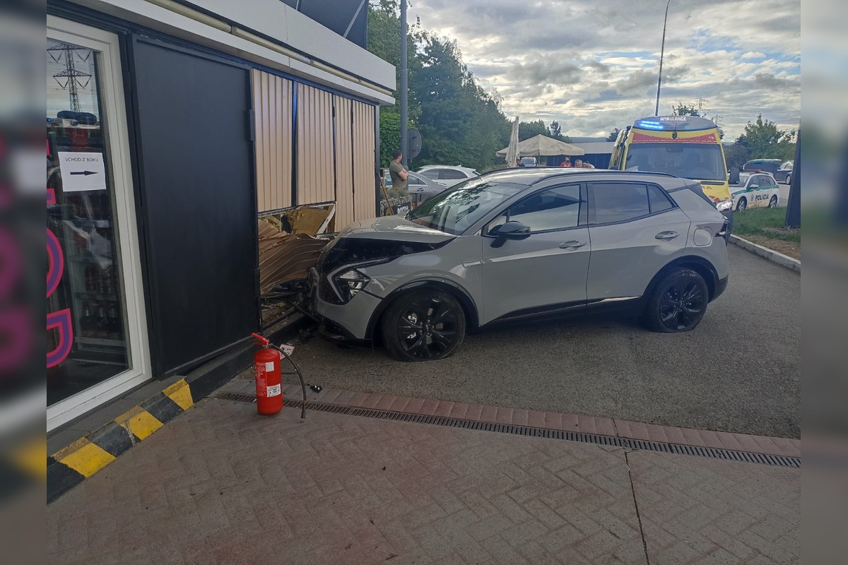 FOTO: Vodič Kie narazil do čerpacej stanice, foto 1