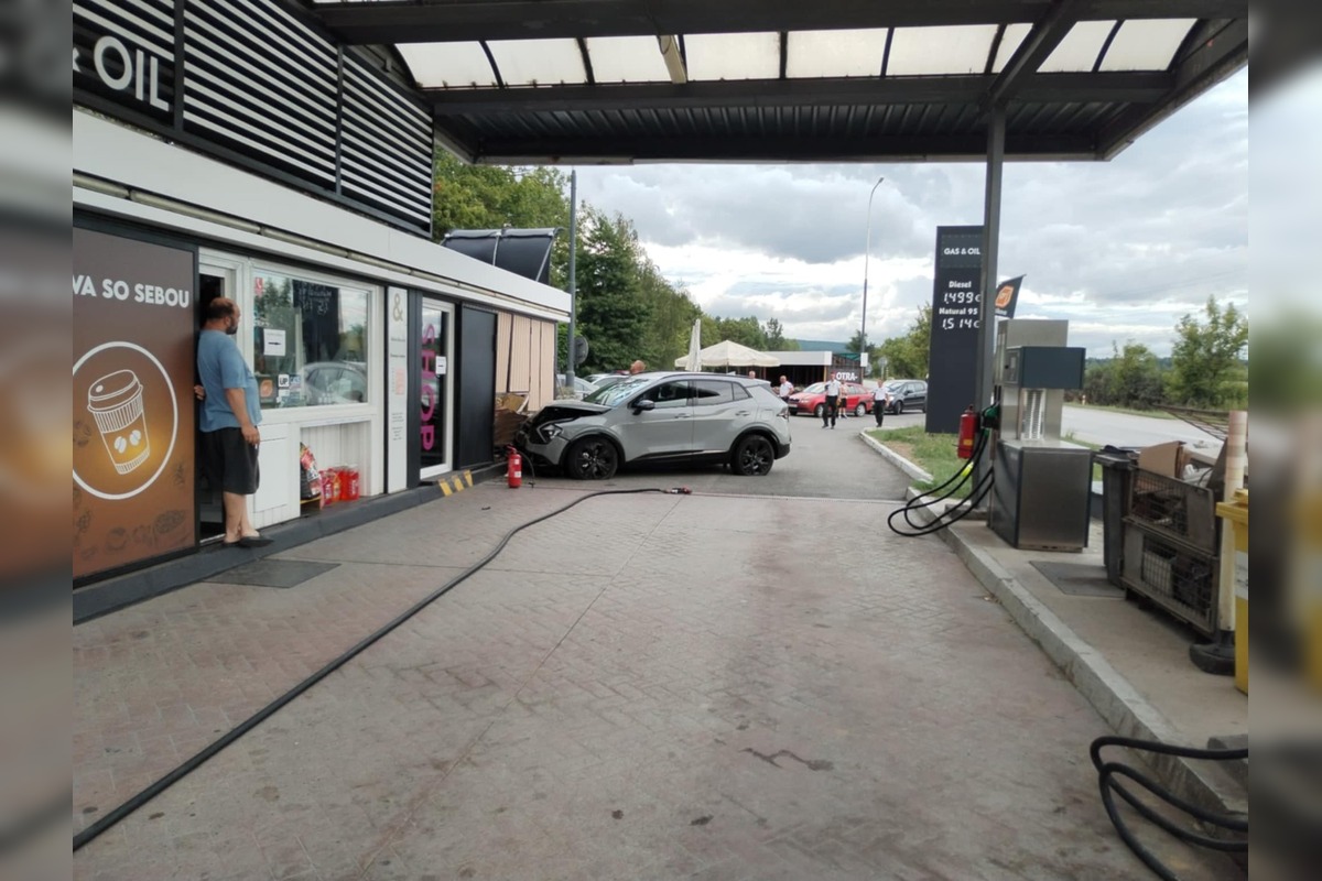 FOTO: Vodič Kie narazil do čerpacej stanice, foto 2