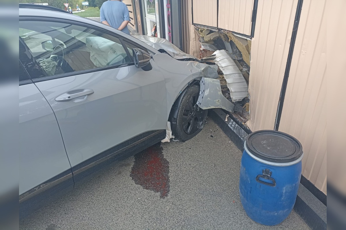 FOTO: Vodič Kie narazil do čerpacej stanice, foto 3