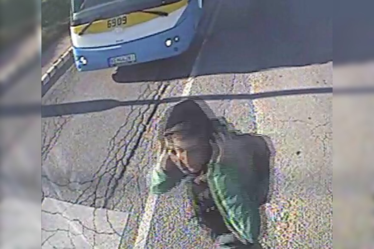 FOTO: Polícia pátra po identite chodca, ktorý by mohol objasniť nehodu autobusu v Košiciach. Spoznávate ho?, foto 2