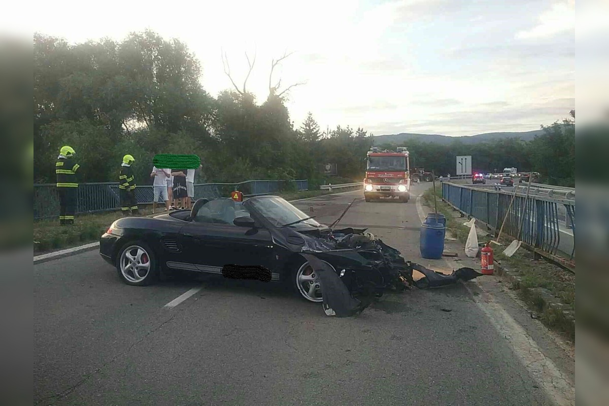 FOTO: Na ceste z Michaloviec došlo k vážnej nehode, zraneným ako prvý pomohol hasič mimo služby, foto 3