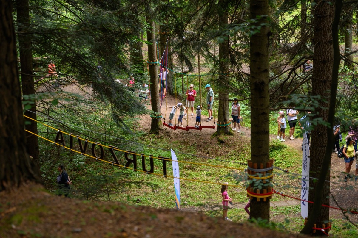 FOTO: Pri Gelnici otvorili nový lanový park TurzoVia, foto 2