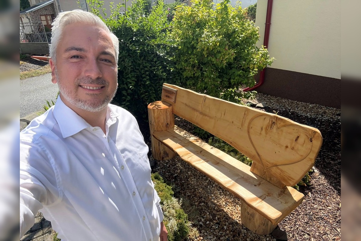 FOTO: Z vianočného stromčeka vyrezali lavičku, foto 1