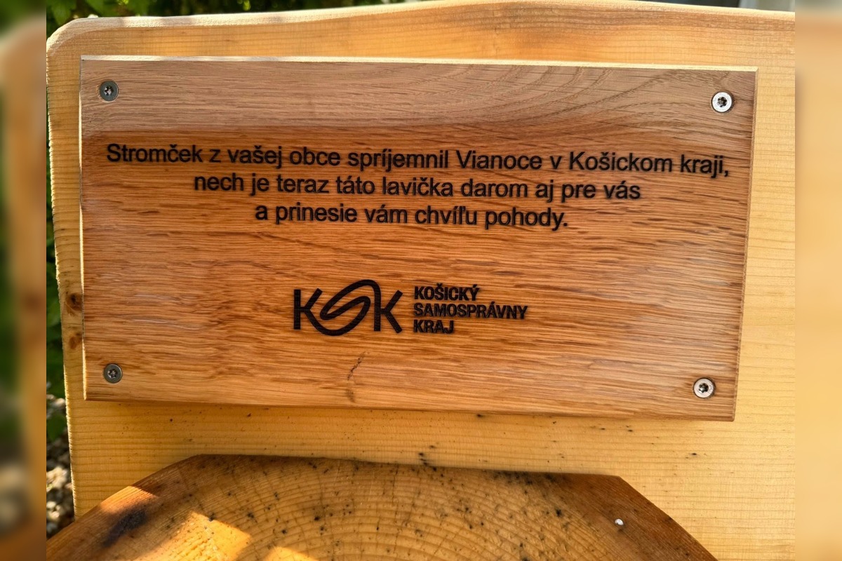 FOTO: Z vianočného stromčeka vyrezali lavičku, foto 2