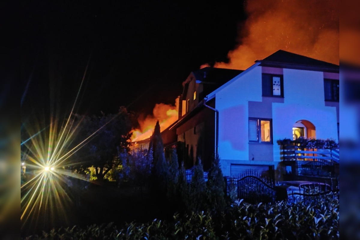 FOTO: Požiar skladu a dielne v Kuzmiciach, foto 1