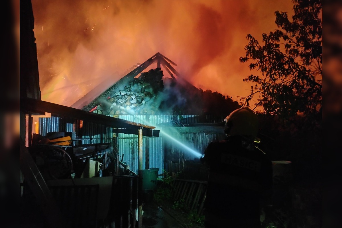 FOTO: Požiar skladu a dielne v Kuzmiciach, foto 2