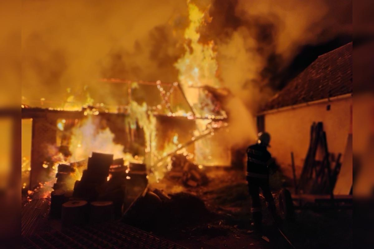 FOTO: Požiar skladu a dielne v Kuzmiciach, foto 3