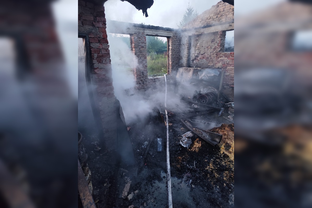 FOTO: Požiar skladu a dielne v Kuzmiciach, foto 6