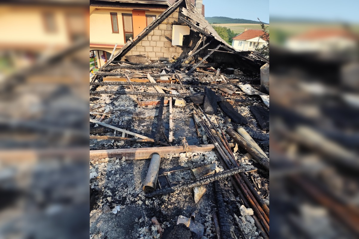 FOTO: Požiar skladu a dielne v Kuzmiciach, foto 9