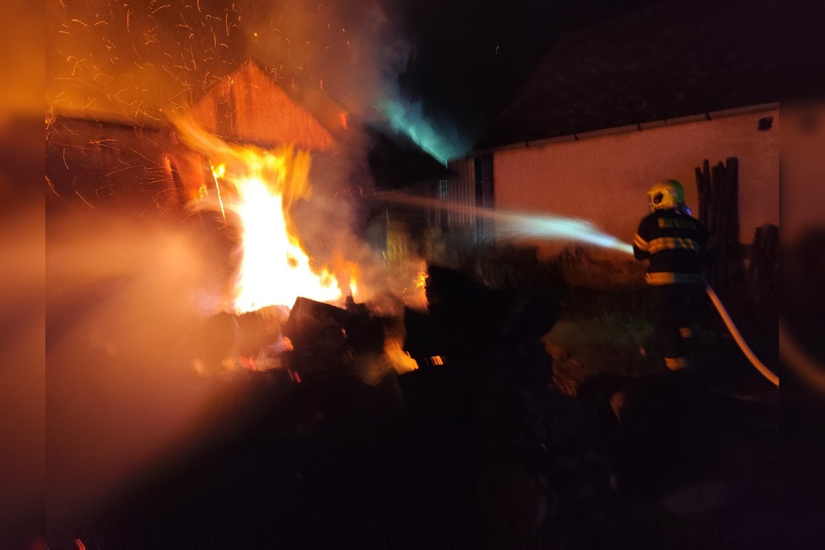 FOTO: Požiar skladu a dielne v Kuzmiciach, foto 11