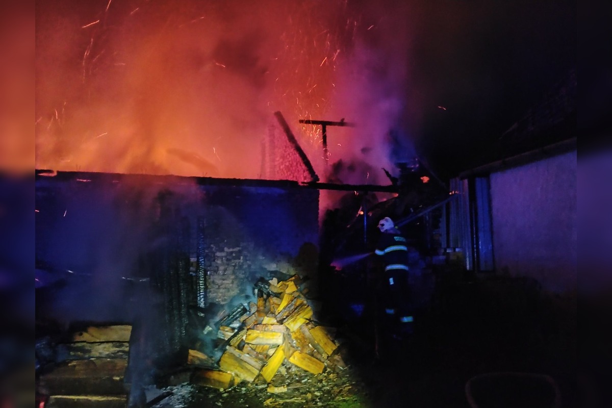 FOTO: Požiar skladu a dielne v Kuzmiciach, foto 13
