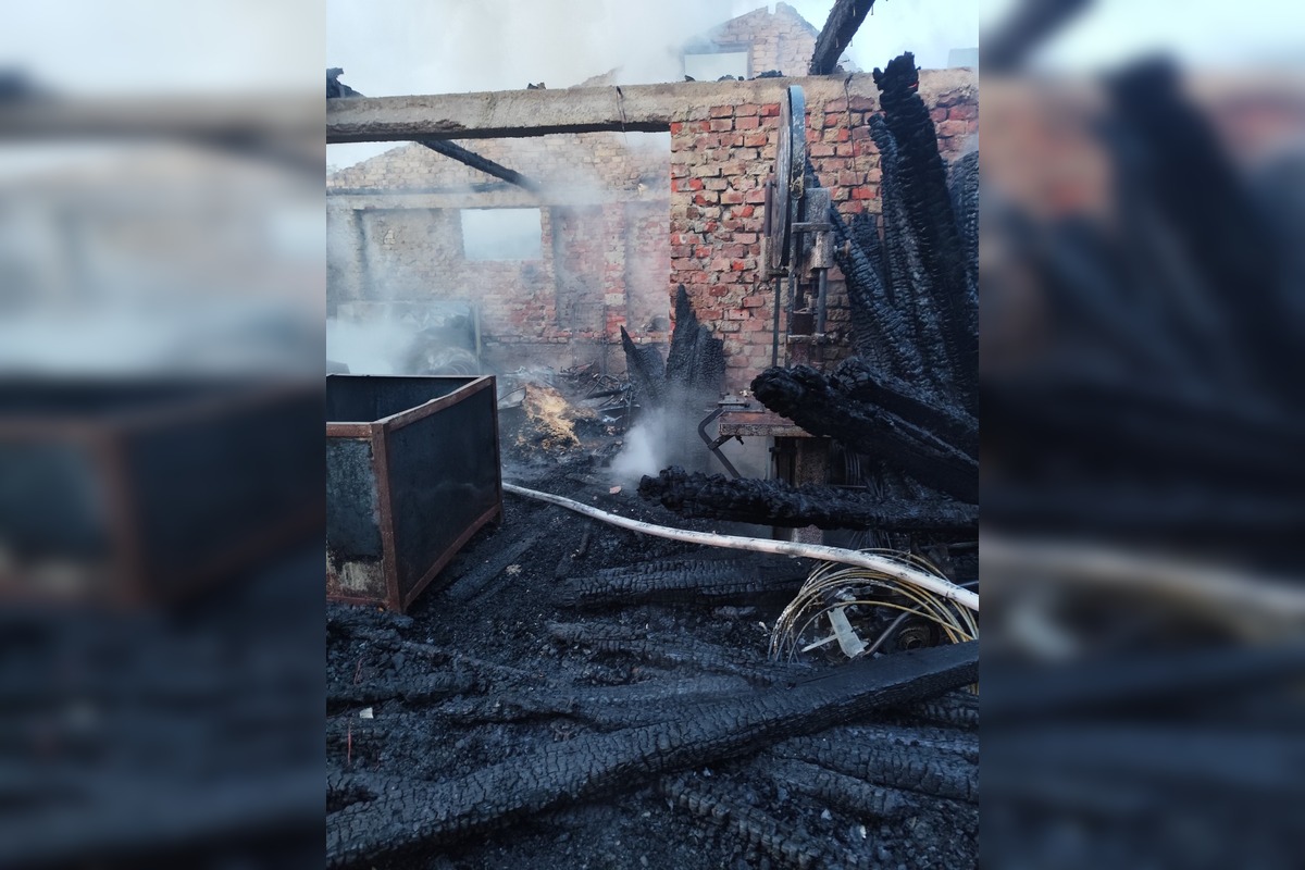 FOTO: Požiar skladu a dielne v Kuzmiciach, foto 15