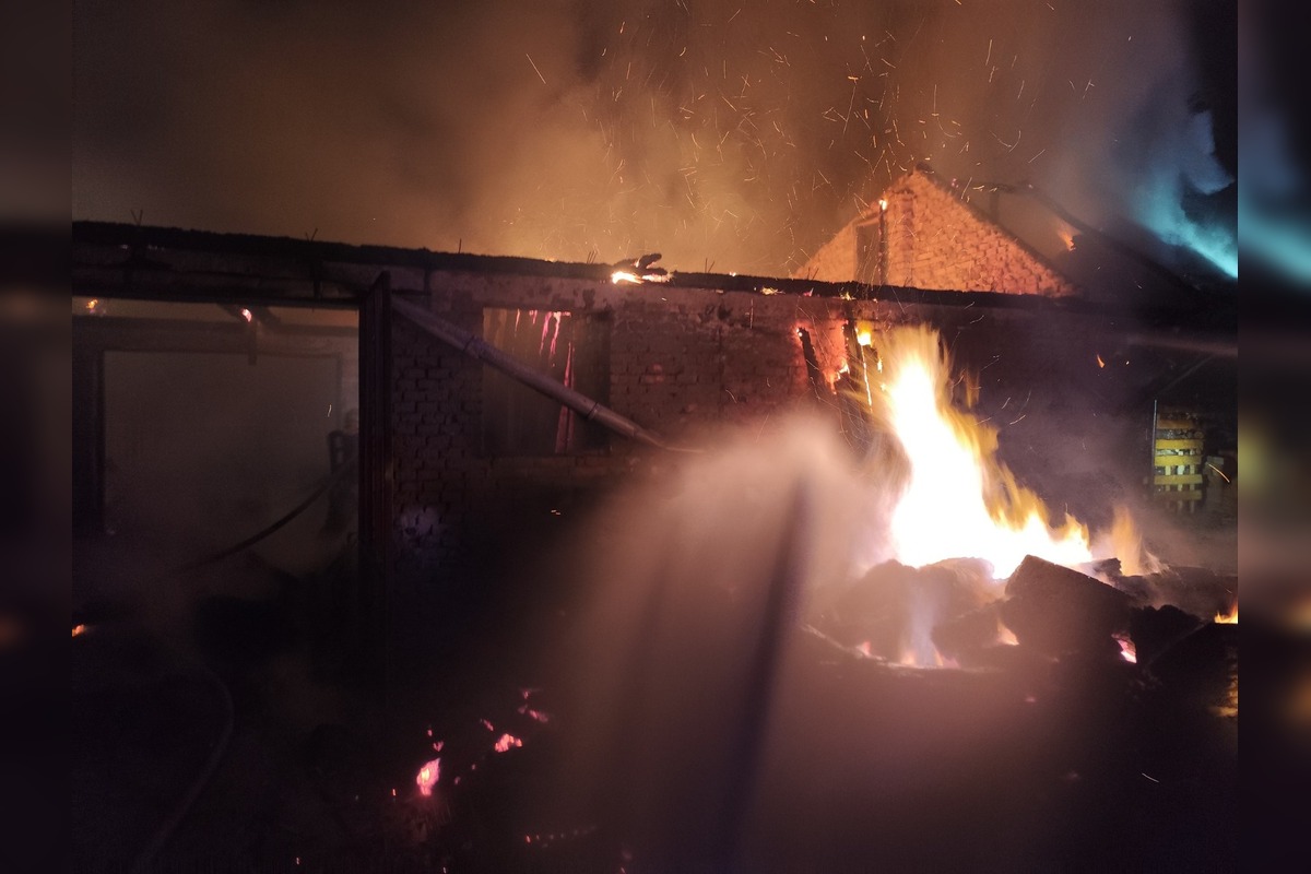 FOTO: Požiar skladu a dielne v Kuzmiciach, foto 17