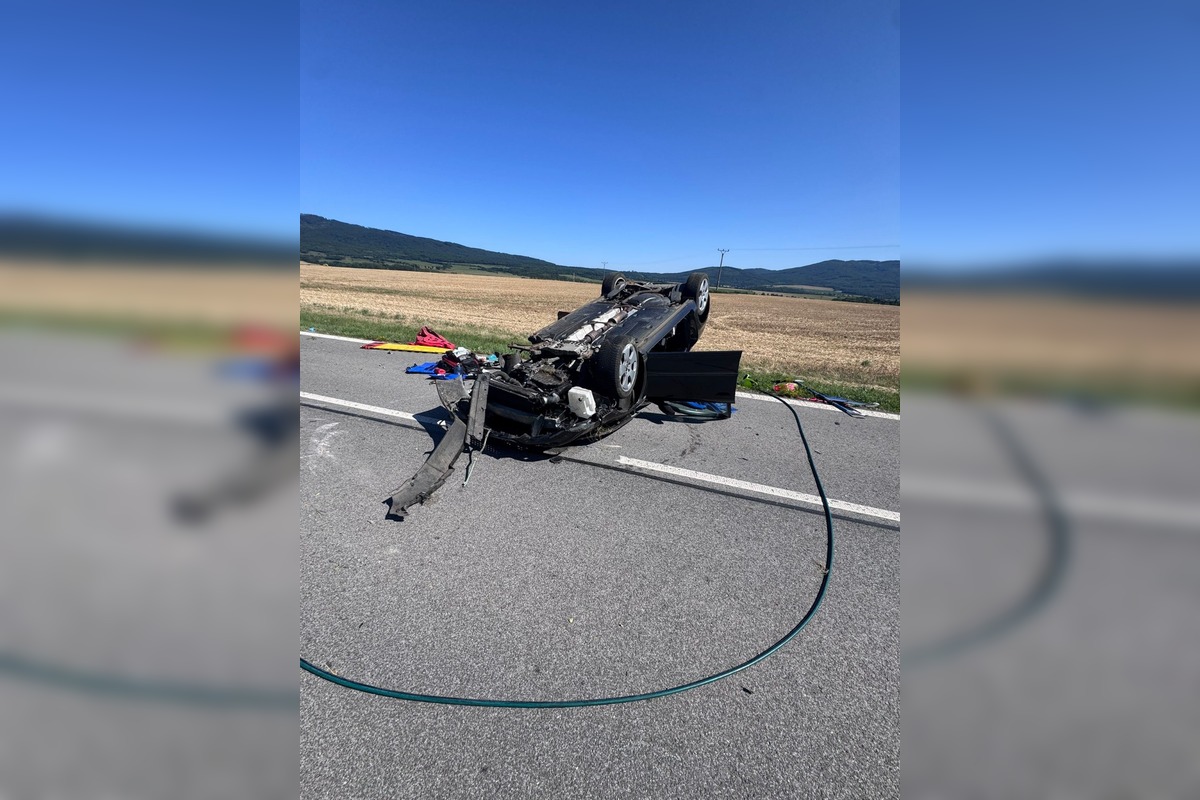 FOTO: Medzi Vyšnou a Nižnou Kamenicou sa prevrátilo auto na strechu, foto 1