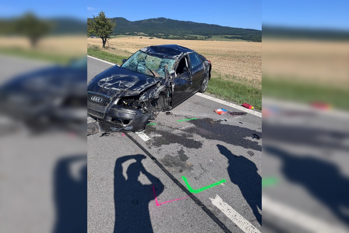 FOTO: Medzi Vyšnou a Nižnou Kamenicou sa prevrátilo auto na strechu, foto 2
